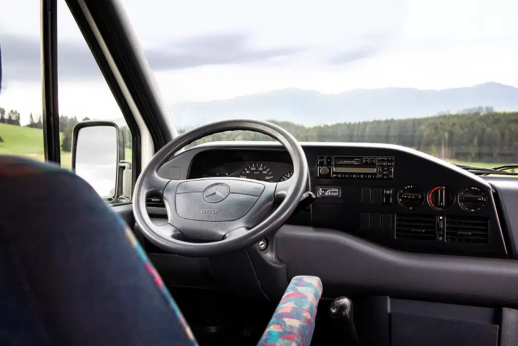 Cockpit des Mercedes-Benz Sprinter T1N.