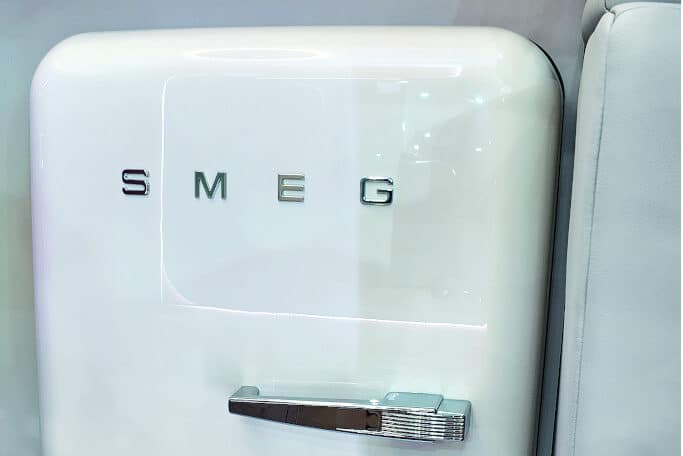 Kühlschrank von Smeg mit Retro-Griff