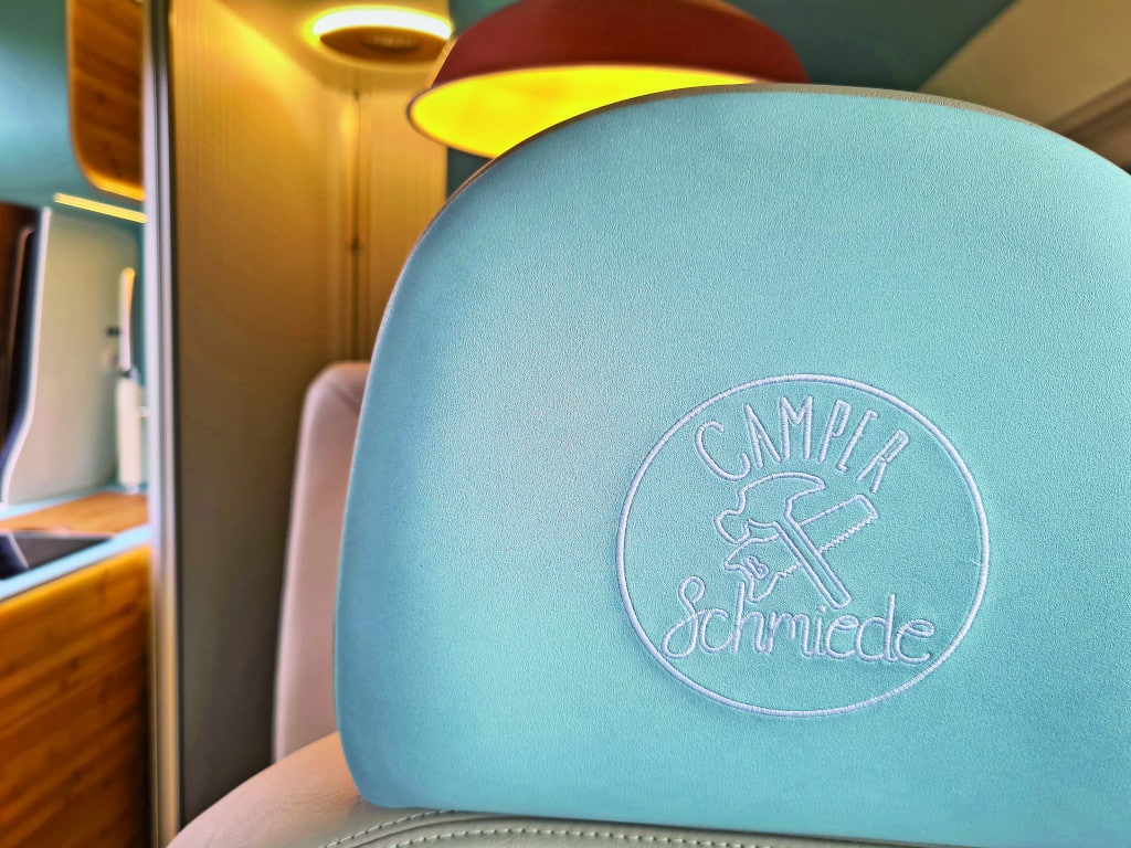 Firmen-Logo als Stickerei in den Kopfstützen