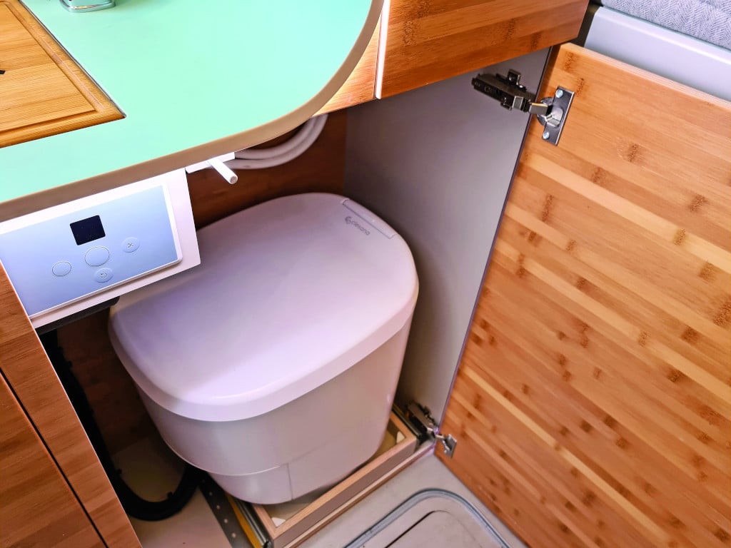 Toilettenbox im Fach unter der Spüle