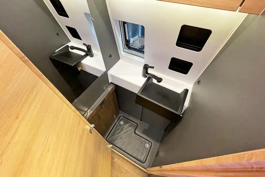 Knaus Boxlife Pro Bad mit versteckter Toilette.
