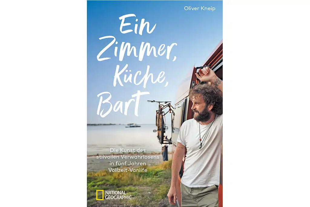 Blick auf das Buchcover. Oliver Kneip lehnt am rechten Bildrand an seinem Campervan.