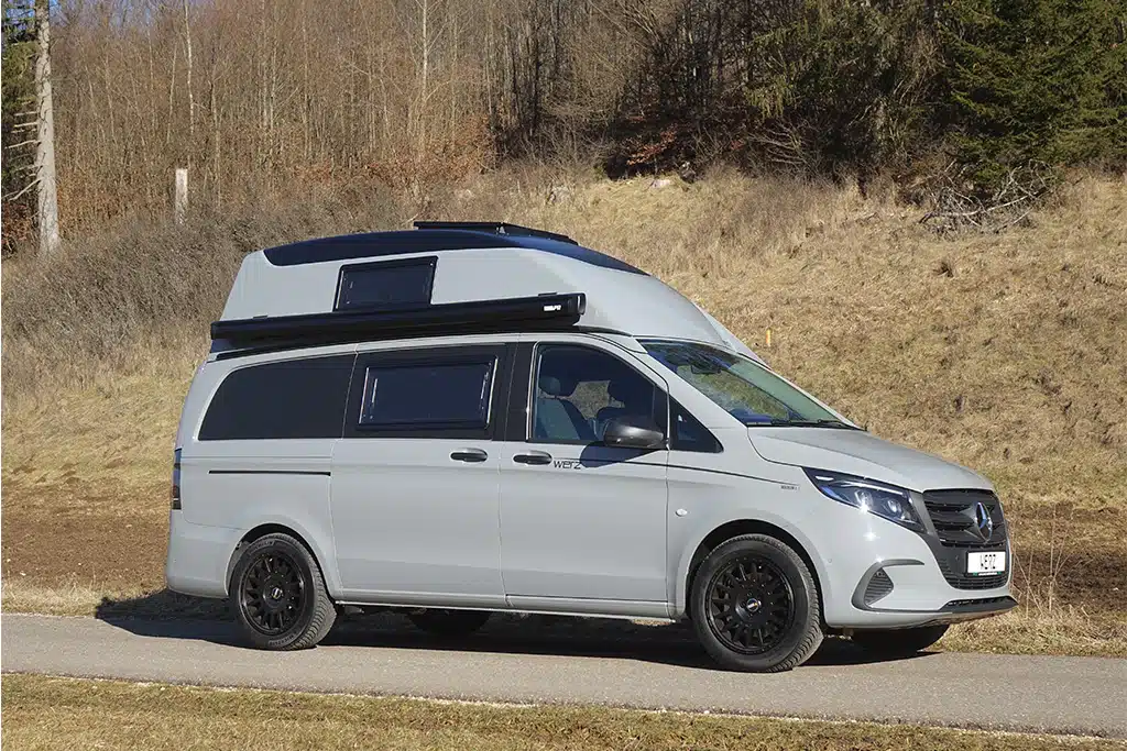 Außenansicht des Werz Magnum 5.1 mit einem GfK-Hochdach auf Basis des Mercedes-Benz Vito.