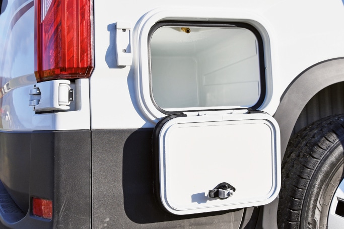 Geöffnete Stauklappe von aussen rechts hinter dem Radkasten