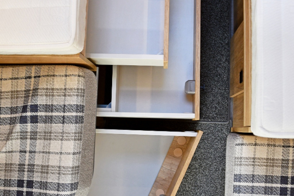 Ausgezogene Schubladen unter Sitzen und Bett