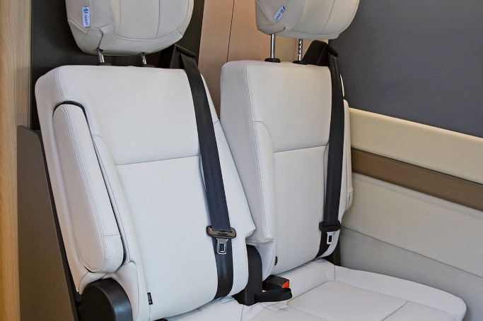 Zwei Einzelsitze der Rückbank mit verstellbarer Rückenlehne in hellem Bezug