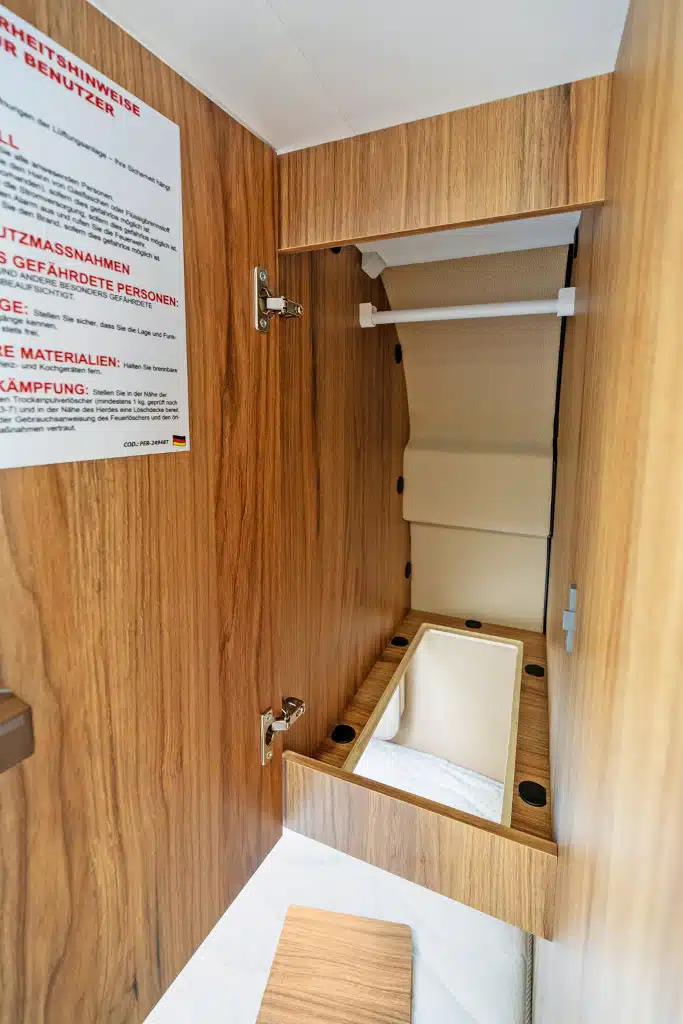 Kleiderschrank mit entnehmbarem Boden unter dem Bett