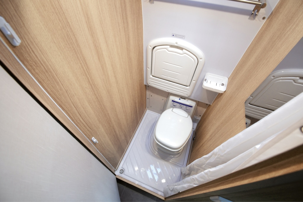 Blick von oben in die Nasszelle mit weggeklapptem Waschbecken