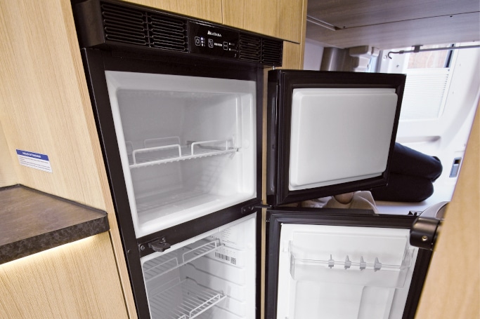 Geöffnete Türen des Kühlschranks mit separatem Gefrierfach oben