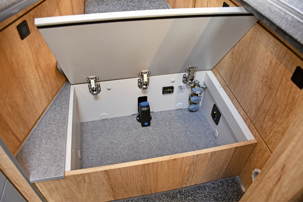 Geöffnete Staubox unter Bettzustieg mit Absperrhähnen und Gastank-Anzeige
