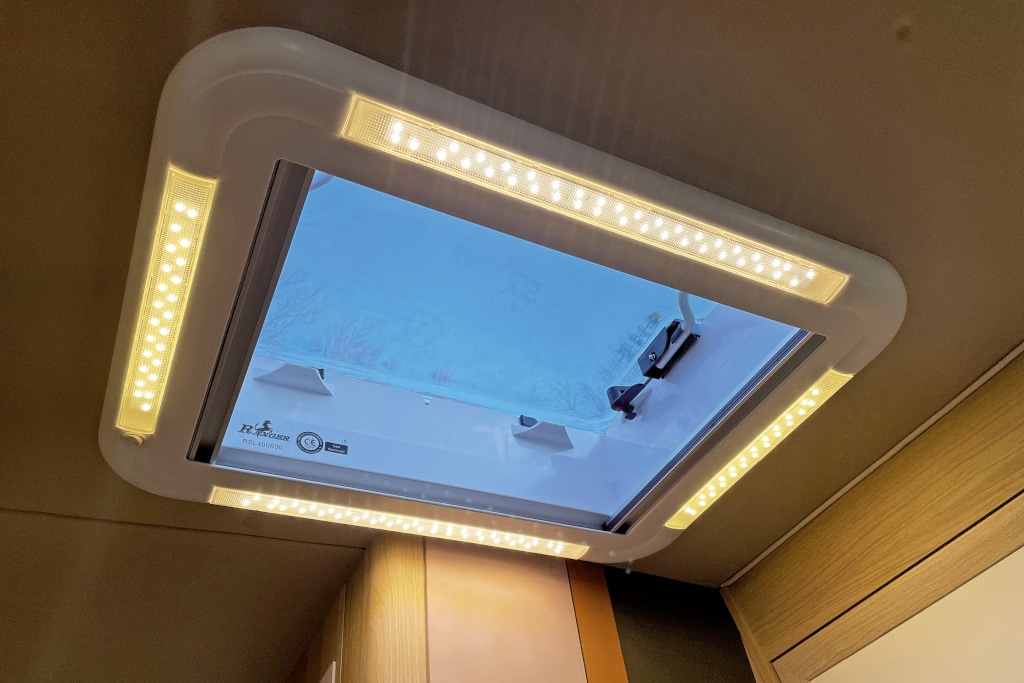 Dachluken-Fenster, im Rahmen eingelassene LED-Beleuchtung