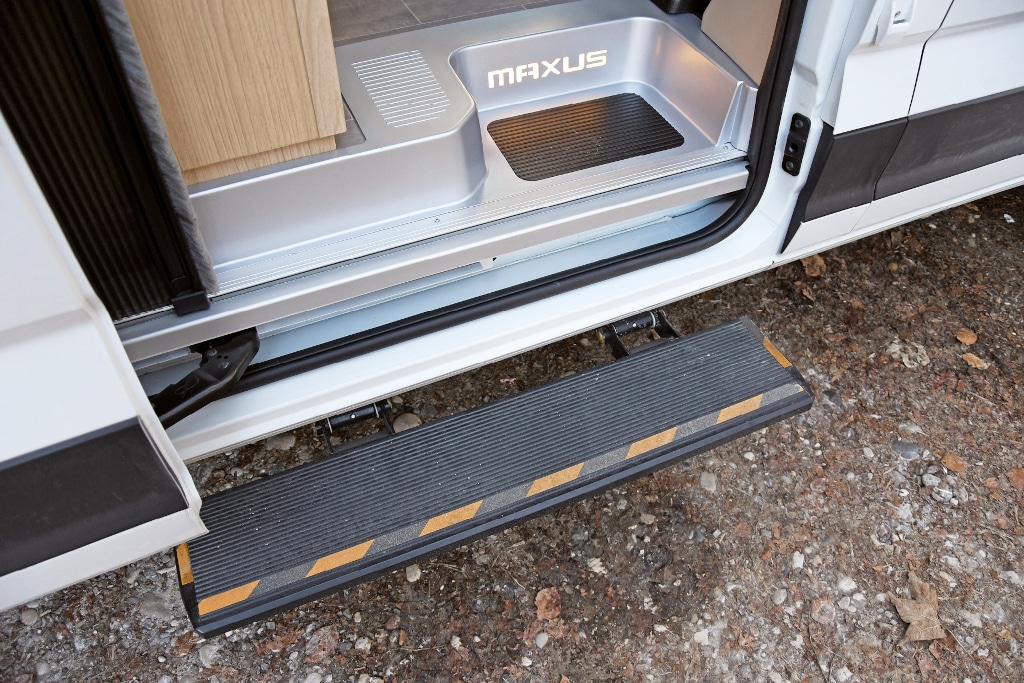 Detailaufnahme von Trittbrett und Einstiegstufe