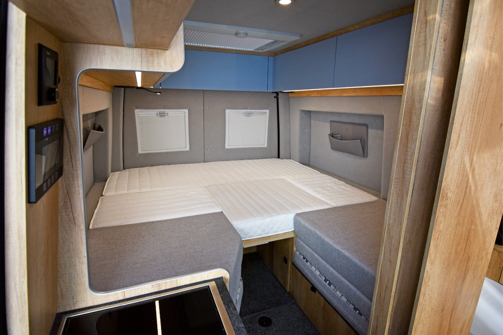 Sitzlehnen heruntergeklappt und Zwischenstück zwischen den Längsbetten ergibt ebene Liegfläche