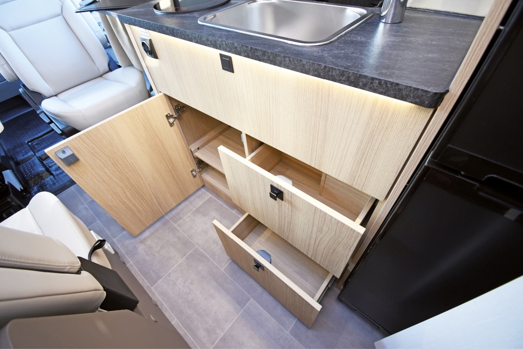 Geöffnete Schubladen und Türe des Küchenblocks