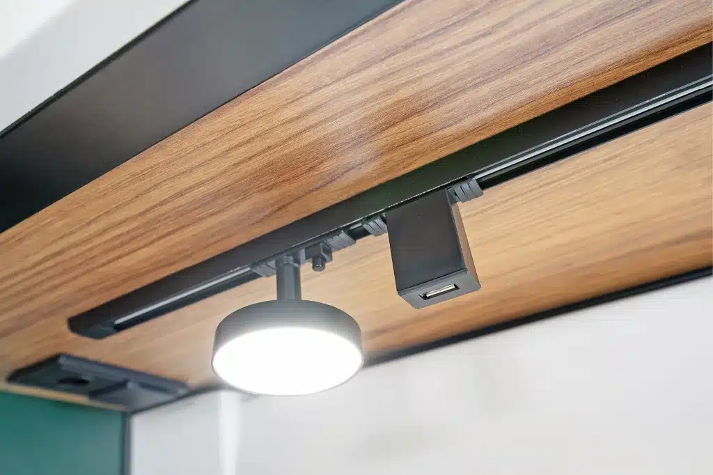 LED-Spotlecuhte im Karmann, in der Deckenleiste verschiebbar.