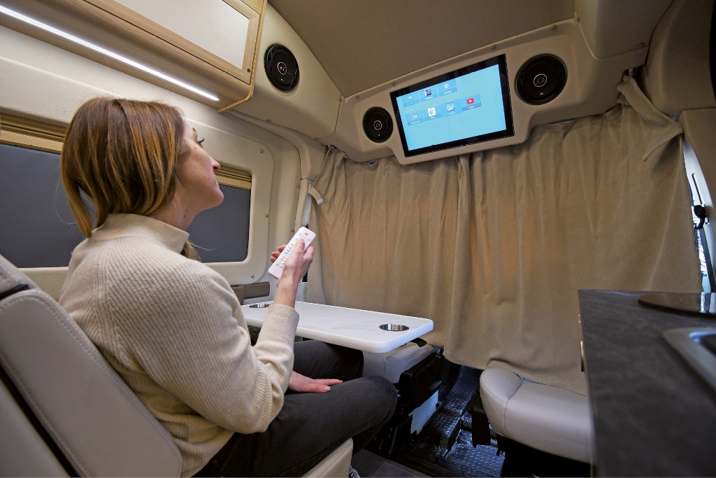 In Blende über Fahrerhaus eingebauter Fernseher mit separaten Lautsprechern