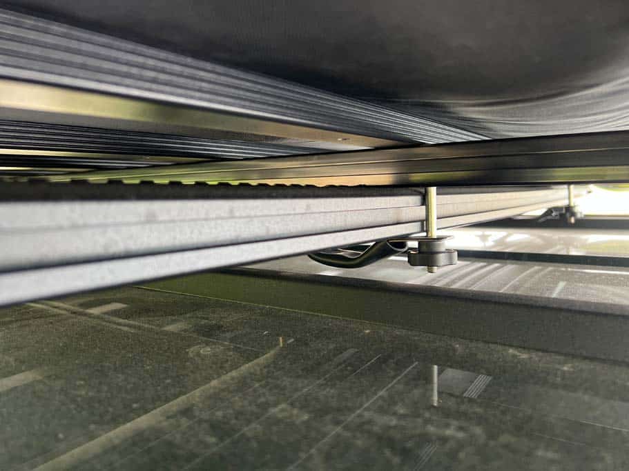 Blick in die offene Unterschale des Naturbummler Dachzelts Alulight XL.