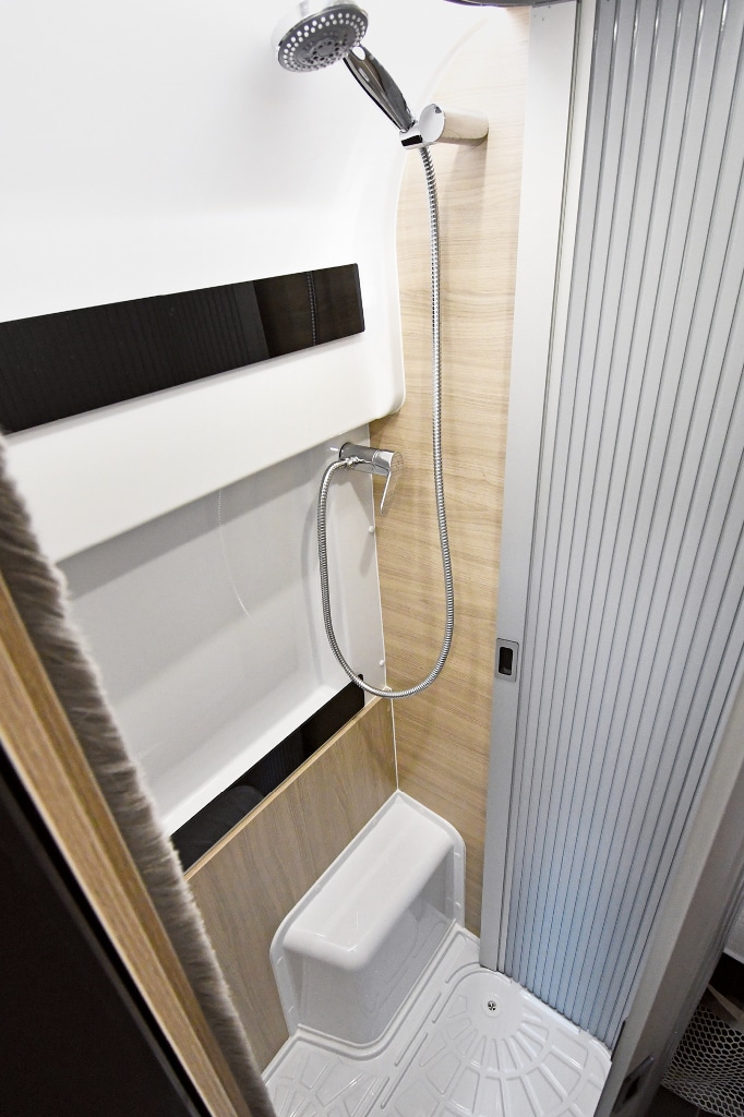 Duschkabine mit Falttüre und Ablagemöglichkeiten