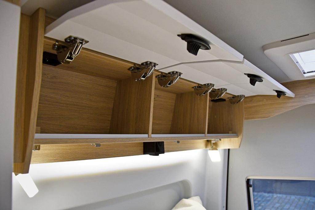 Nach oben geöffnete Oberschränke - zwei Klappen und drei Staufächer