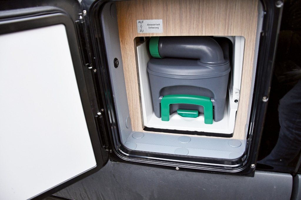 Geöffnete Klappe zum Toilettenschacht
