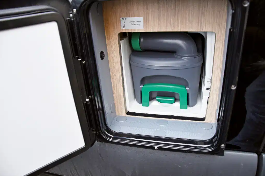 Geöffnete Klappe zum Toilettenschacht
