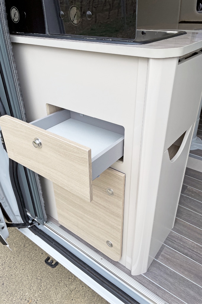 Küchenblock mit Schublade, die bei offener Schiebetüre von außen geöffnet werden kann