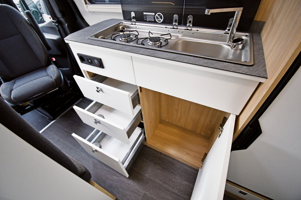 Küchenblock mit offenen Türen und Schubladen