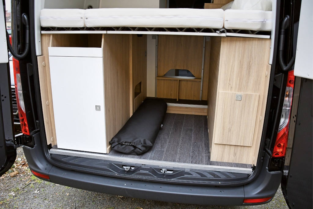 Stauraum mit relativ hoch eingesetztem Querbett, Unterschränke links und rechts