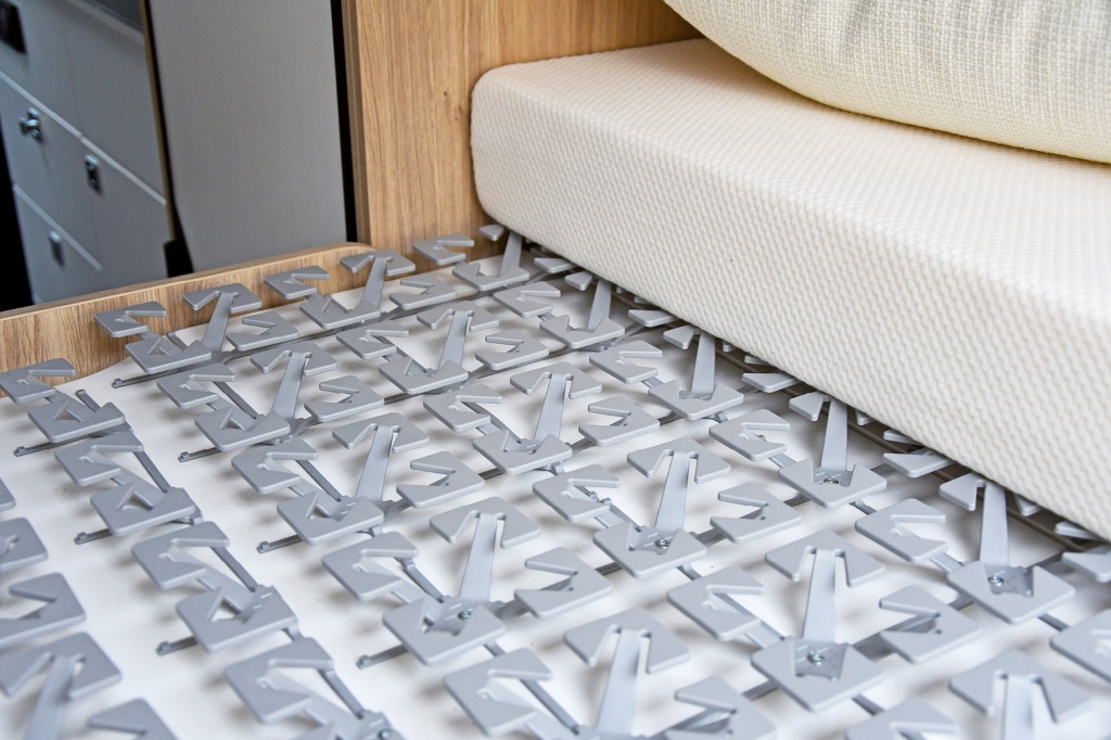 Matratze und Federteller aus Kunststoff anstatt Lattenrost