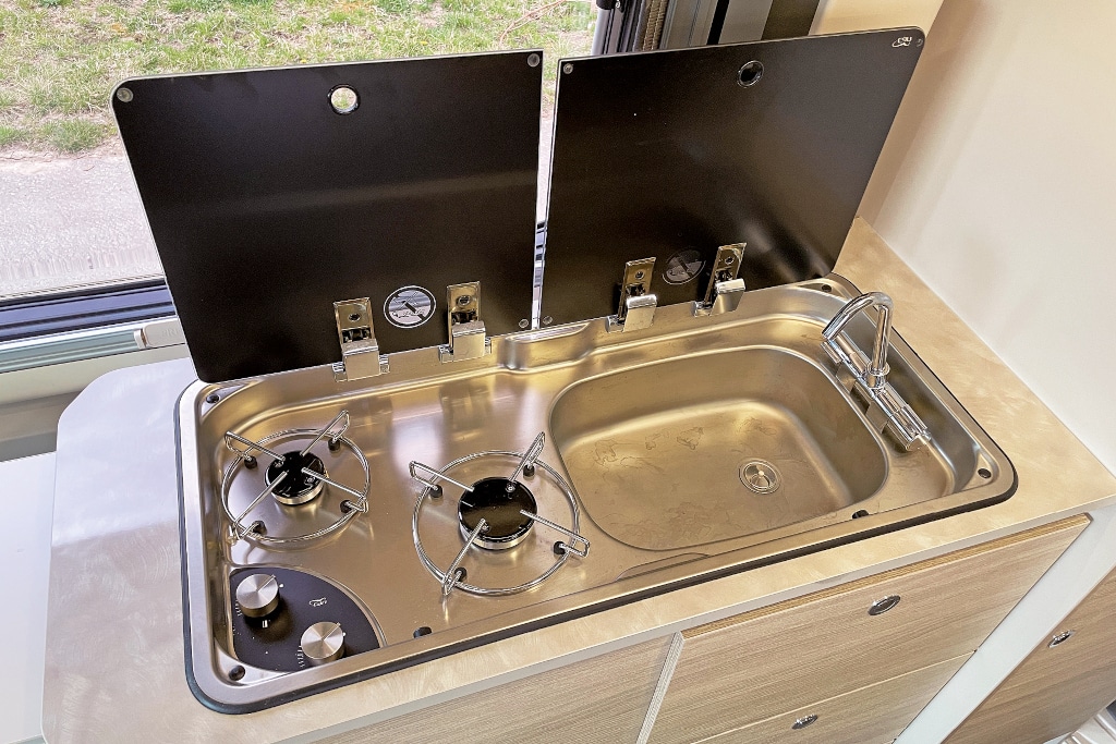 Herd-/Spülekombination mit Zweiflammkocher und großer Spüle