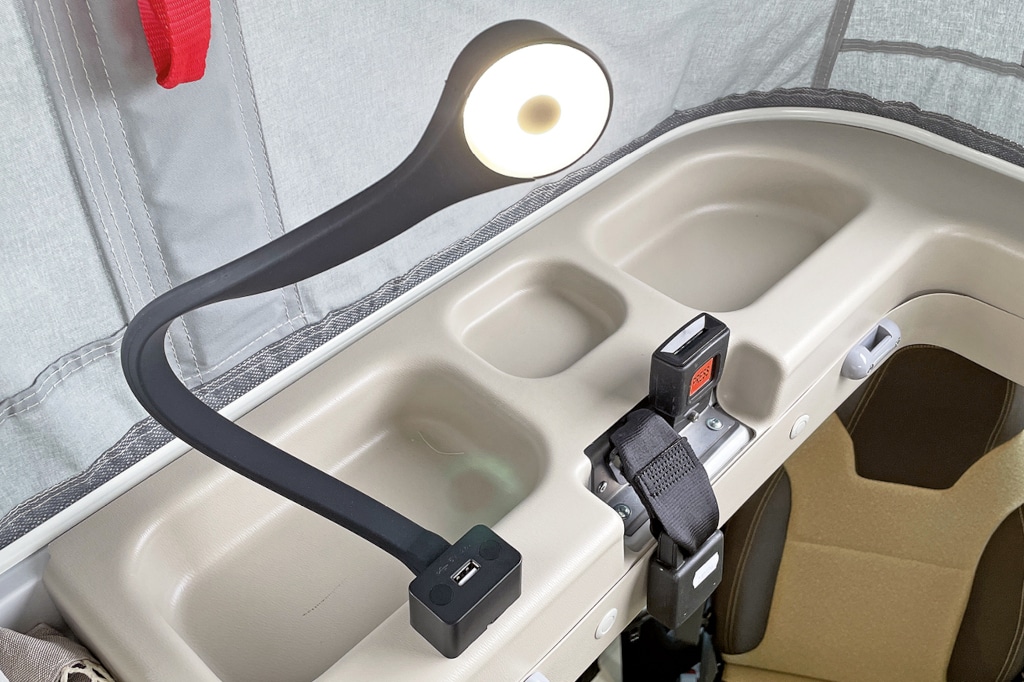 Lampe und Ablagefächer am Hochdach