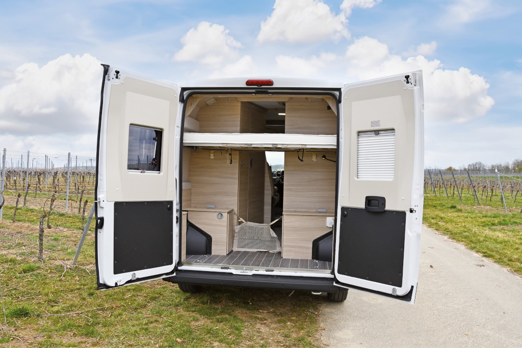 Blick durch offene Hecktüren: das untere für mehr Stauraum