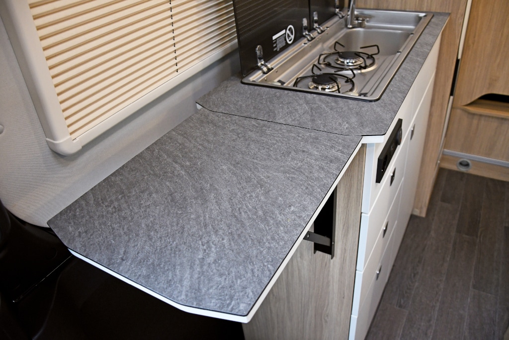 Küchenblock mit hochgeklappter Erweiterung der Arbeitsfläche an der Stirnseite