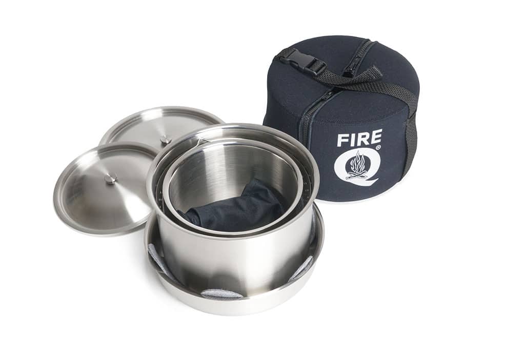 Edelstahl-Kochset ineinandergestapelt neben schwarzer Neoprenhülle