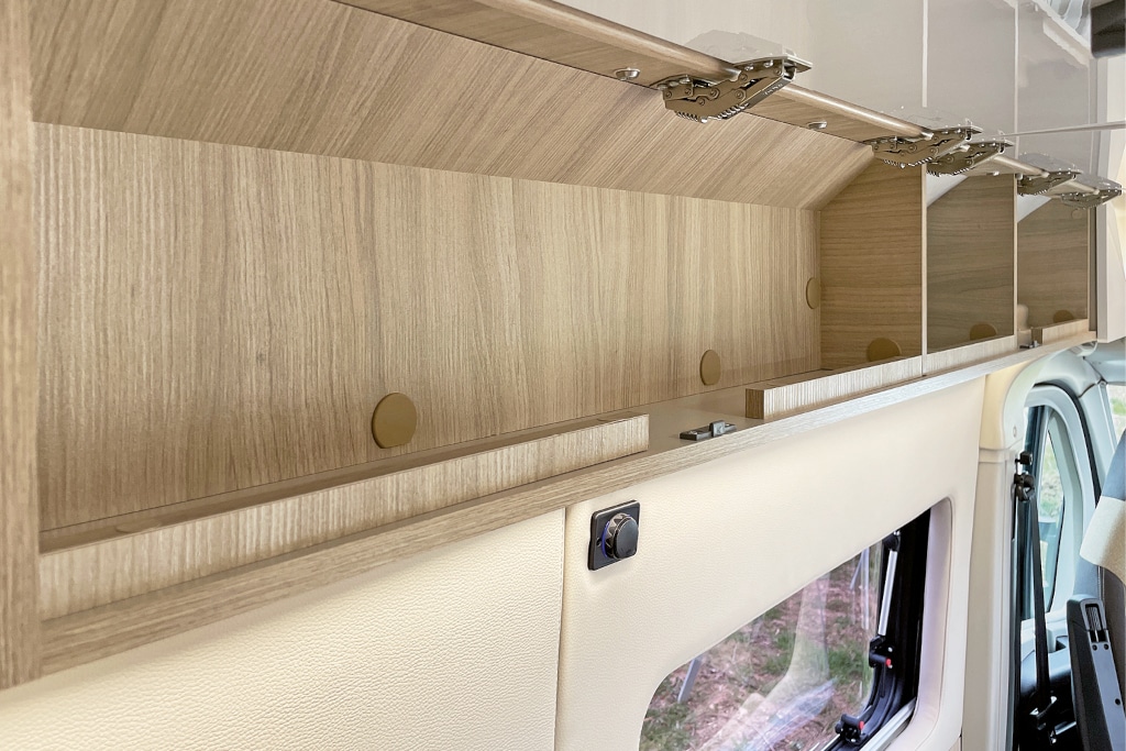 Geöffneter, schmaler Oberschrank über dem Essplatz