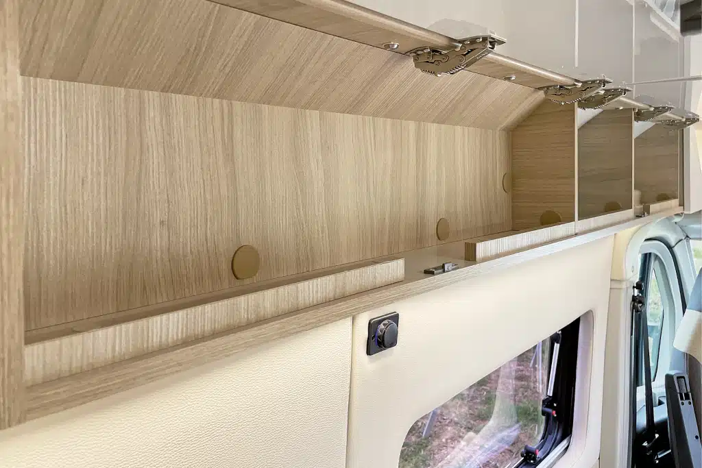 Geöffneter, schmaler Oberschrank über dem Essplatz