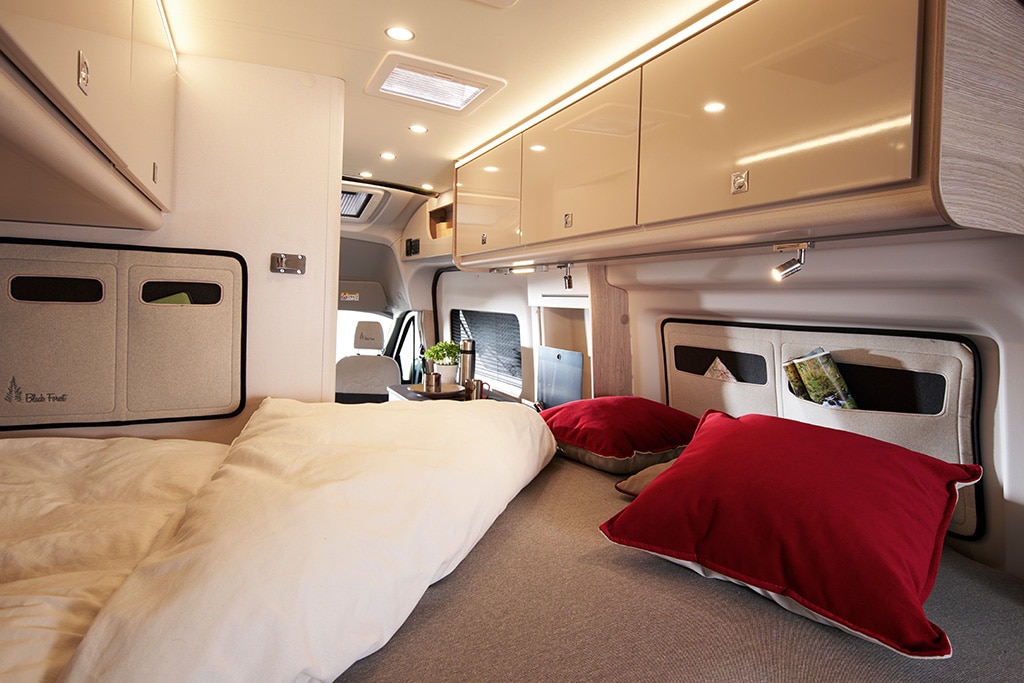Bett im Bürstner Lineo C 4x4 Black Forest Campervan.