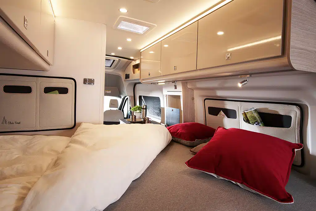 Bett im Bürstner Lineo C 4x4 Black Forest Campervan.