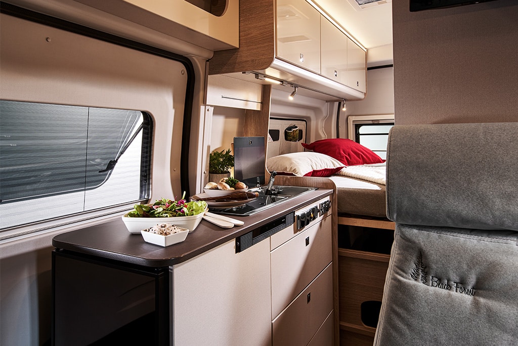 Küche im Bürstner Lineo C 4x4 Black Forest Campervan.