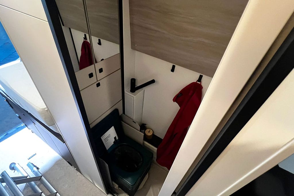 Blick ins Bad im Campervan