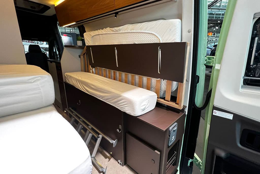 Hochgeklapptes Bett im Campervan-Heck
