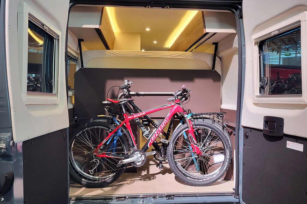 Zwei Fahrräder in der Heckgarage des Campervans