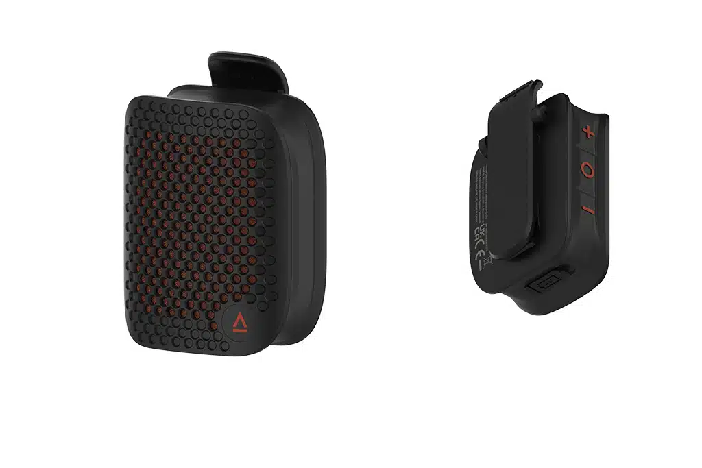 Die Bildkomposition zeigt den Muvo Free Bluetooth-Lautsprecher von Creative einmal von vorne und einmal von hinten mit den Bedientasten.