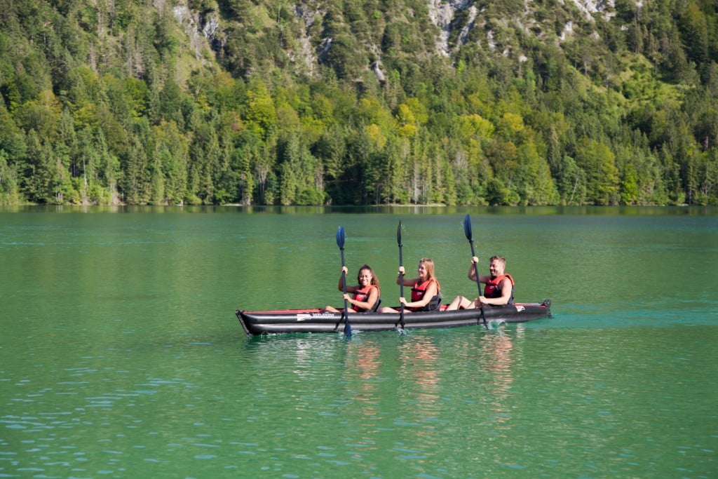 Wassersport-Zubehör: Grabner Faltboot im See mit drei Personen.