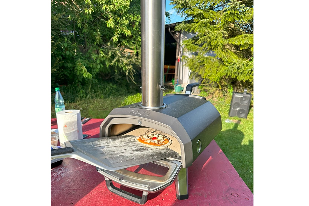 Der Ooni Pizzaofen im Betrieb auf einer Wiese