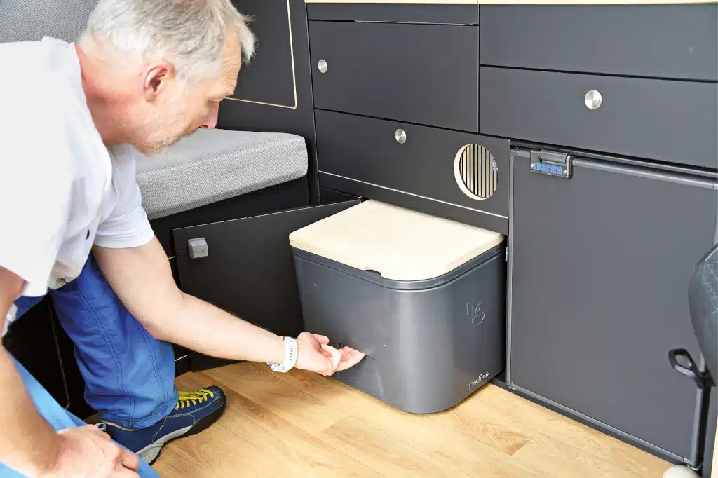 Behälter für Trenntoilette unten im Küchenblock und vor der Sitzbank
