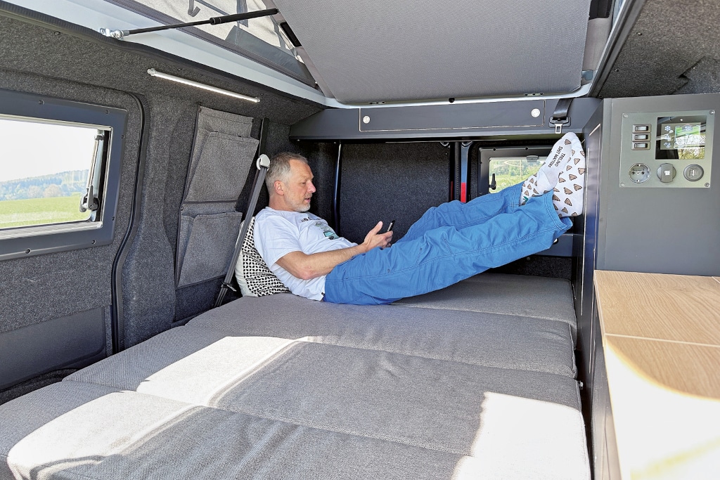 Mann quer auf Liegefläche