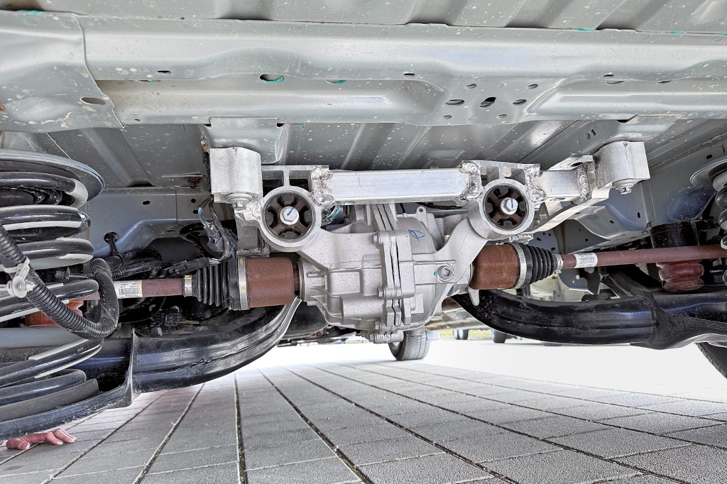 Blick vom Unterboden auf die Hinterachse