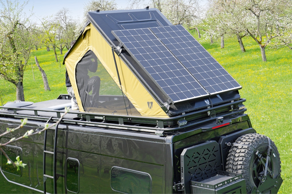 Aufgestelltes Dachzelt mit zwei Solarpaneelen