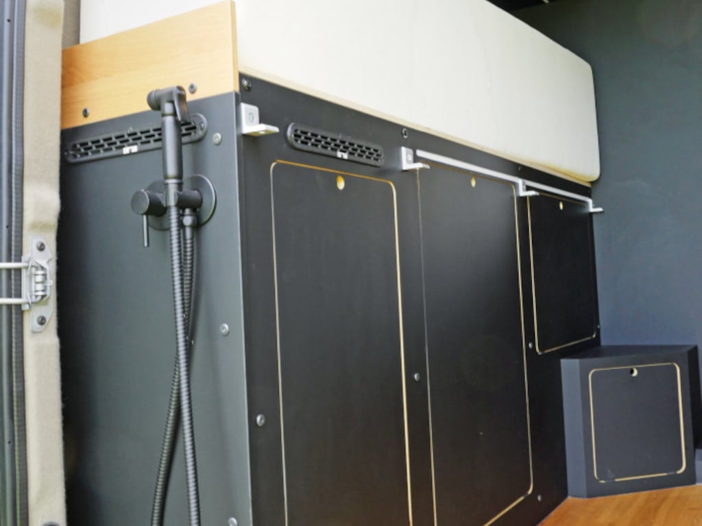 Technikschrank unter dem Bett mit Klimaanlage